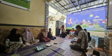 PHE ONWJ memasang dan menjelaskan cara kerja panel surya, yang dimanfaatkan untuk menenagai seluruh proses produksi UMKM binaan PHE ONWJ di Pasir Putih.