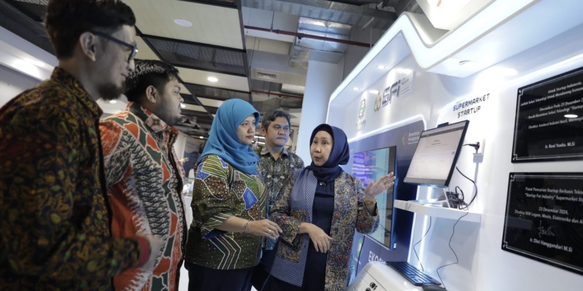 Direktur IKM Logam, Mesin, Elektronika, dan Alat Angkut, Dini Hanggandari (kanan) meresmikan booth dan meluncurkan rebranding program Start up For Industry (SFI) bersama Ketua Umum Starfindo Lukas Dedy Setiyawan (kiri),