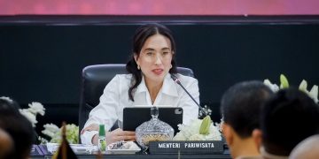 Menpar Widiyanti Putri Wardhana saat menyampaikan kesiapn sektor pariwisata dalam menghadapi momen libur Natal 2024 dan Tahun Baru 2025 dalam "Rapat Koordinasi Lintas Sektoral Kesiapan Operasi Lilin 2024"