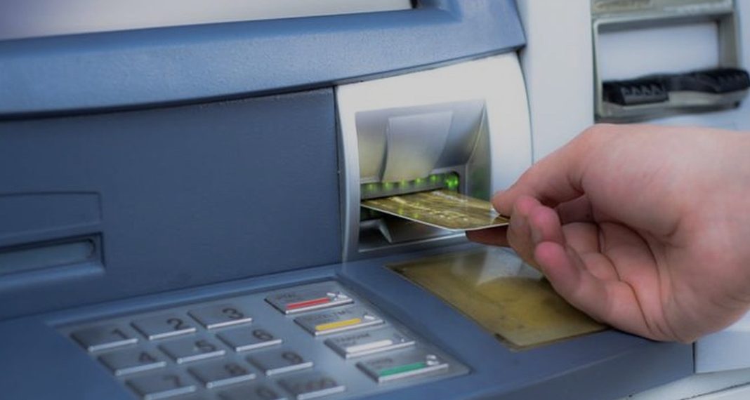 Ilustrasi tarik tunai di ATM