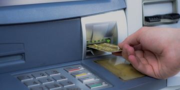 Ilustrasi tarik tunai di ATM