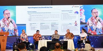 Dari Kanan ke Kiri: VP Industrial Relation & Compensation and Benefit PT Pertamina Persero (Saikhu), VP Investment PertaLife Insurance (Gilang Praditiyo), Aktuaris PertaLife Insurance (Joko Suwaryo), Direktur Eksekutif Asosiasi Asuransi Jiwa Indonesia (Togar Pasaribu), dan Moderator (Ratih Triutami Wijayanti) saat talkshow.