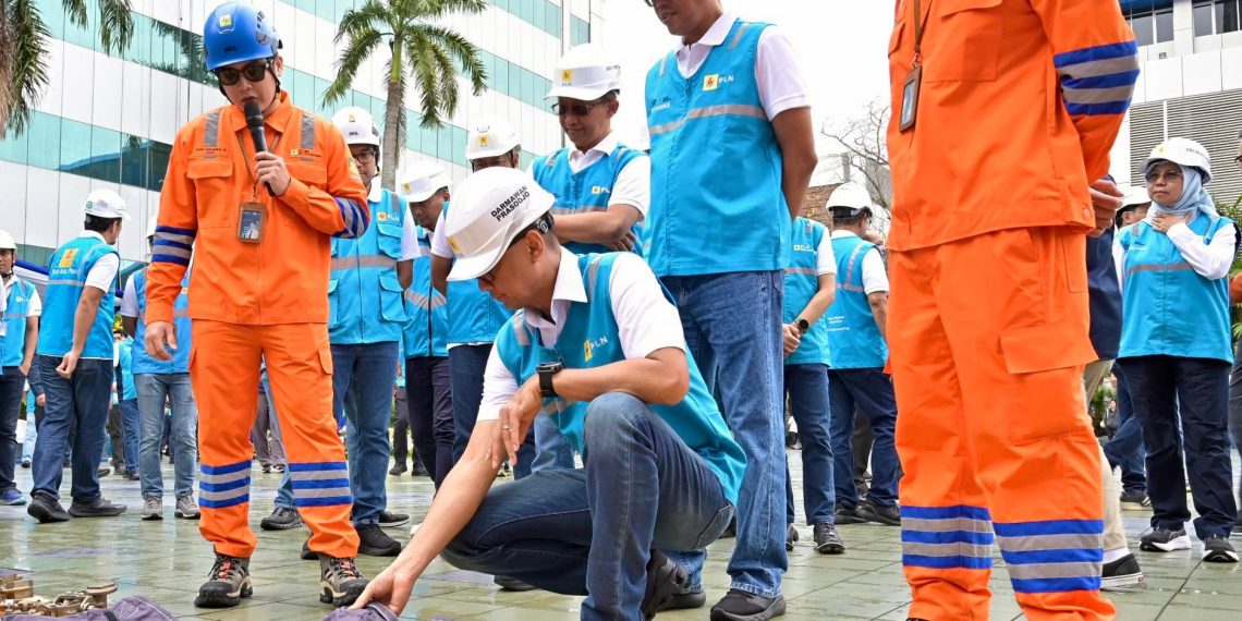 Pada Apel Siaga Kelistrikan Nataru 2025 Senin (16/12), Direktur Utama PLN, Darmawan Prasodjo (kedua dari kiri) melakukan pengecekan peralatan siaga yang akan digunakan oleh para petugas PLN.
