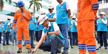 Pada Apel Siaga Kelistrikan Nataru 2025 Senin (16/12), Direktur Utama PLN, Darmawan Prasodjo (kedua dari kiri) melakukan pengecekan peralatan siaga yang akan digunakan oleh para petugas PLN.