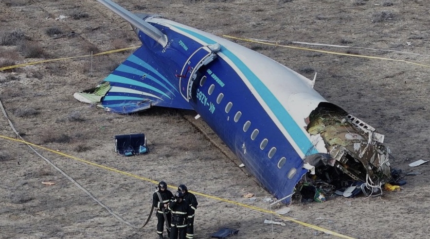 Pesawat Embraer 190 milik Azerbaijan Airlines jatuh sekitar 3 kilometer dari kota Aktau di pesisir Laut Kaspia, Kazakhstan.