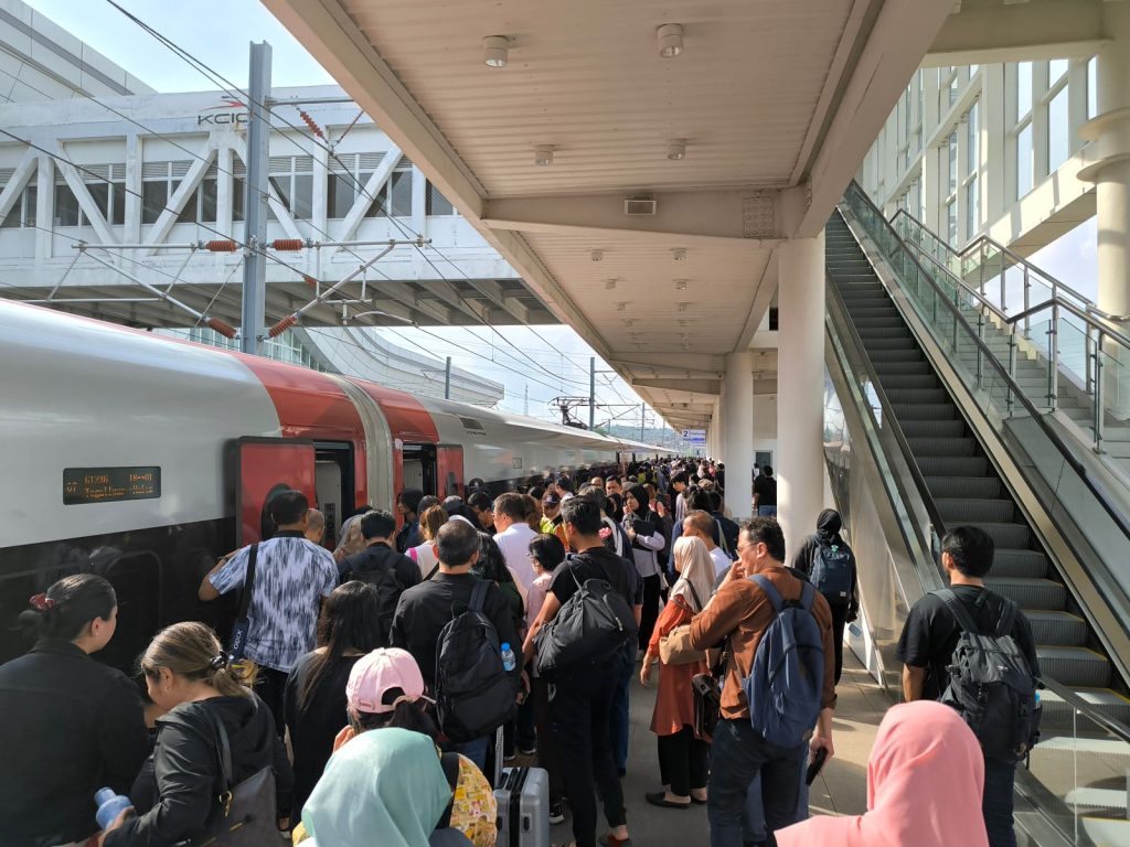 Penumpang di Stasiun KCIC Kereta Cepat Whoosh