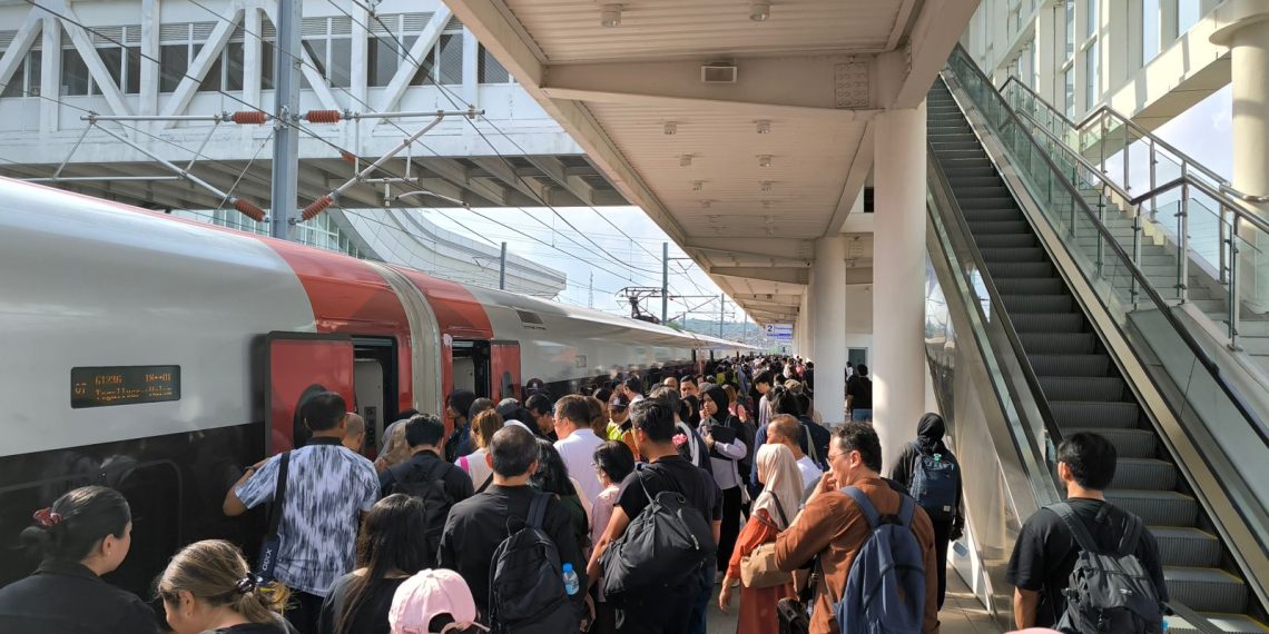 Penumpang di Stasiun KCIC Kereta Cepat Whoosh