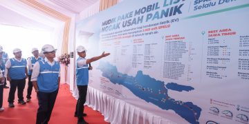 Direktur Utama PLN, Darmawan Prasodjo (depan kanan) memaparkan kesiapan infrastruktur pendukung kendaraan listrik menghadapi masa mudik serta libur Natal dan Tahun Baru 2025