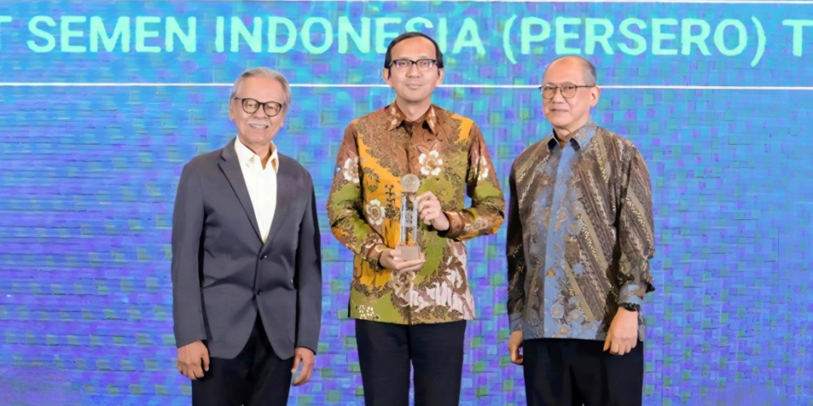 hief of Risk, Strategy & Sustainability SIG, Antonius Ardian Bermana (tengah) membawa trofi penghargaan Best State-Owned Enterprises pada ajang The 15th IICD Corporate Governance Conference and Award 2024