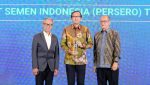 hief of Risk, Strategy & Sustainability SIG, Antonius Ardian Bermana (tengah) membawa trofi penghargaan Best State-Owned Enterprises pada ajang The 15th IICD Corporate Governance Conference and Award 2024