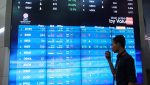 Ilustrasi: Pekerja berada di depan layar yang menampilkan pergerakan Indeks Harga Saham Gabungan (IHSG) di Bursa Efek Indonesia, Jakarta. (Foto: Erman Subekti)
