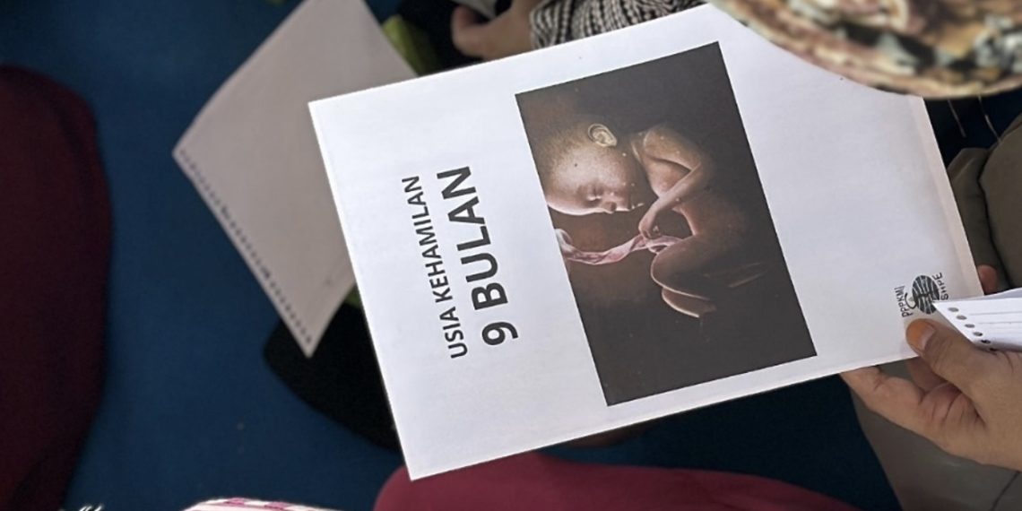 Sampul depan kartu edukasi berilustrasi usia janin