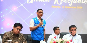 Direktur Utama PLN, Darmawan Prasodjo (kedua dari kiri) saat memaparkan terkait diskon tarif listrik 50% untuk rumah tangga dengan daya listrik 2.200 VA ke bawah pada periode Januari hingga Februari 2025