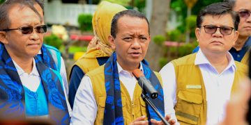 Menteri Energi dan Sumber Daya Mineral (ESDM), Bahlil Lahadalia memberikan apresiasi kepada PT PLN (Persero) saat kunjungannya di Pembangkit Listrik Tenaga Uap (PLTU) Suralaya, Sabtu (21/12).