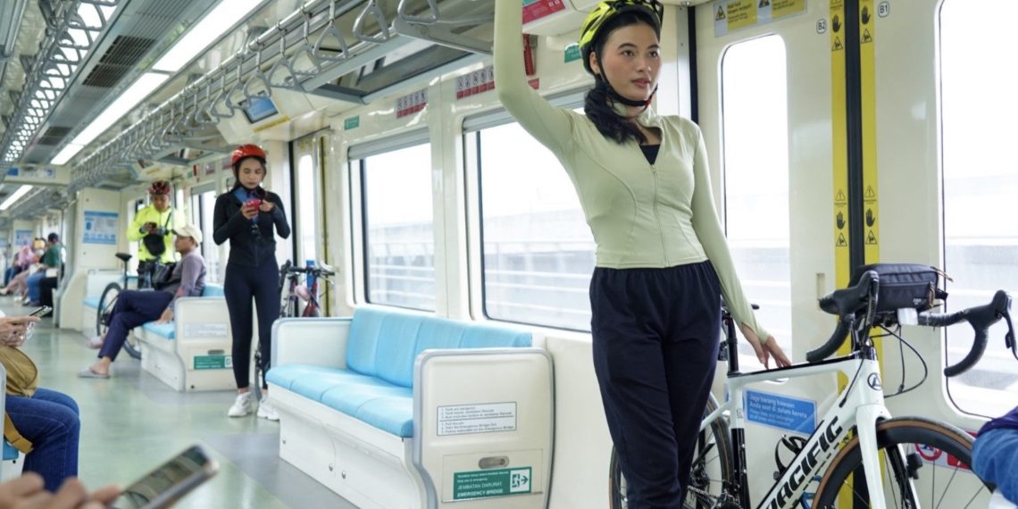 Uji coba sepeda non lipat di LRT Jabodetabek
