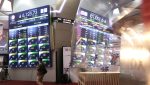 Pekerja melintas di dekat layar yang menampilkan pergerakan Indeks Harga Saham Gabungan (IHSG) di Bursa Efek Indonesia, Jakarta, beberapa waktu lalu. (Foto: Erman Subekti)