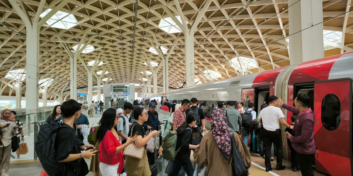 Penumpang Kereta Cepat Whoosh KCIC