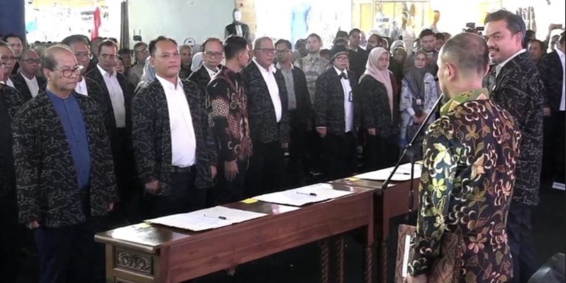 Menteri Usaha Mikro, Kecil, dan Menengah (UMKM) Maman Abdurrahman melantik delapan Pejabat Pimpinan Tinggi Madya Kementerian UMKM pada Rabu (15/1) di Atrium Pasar Tanang Abang, Jakarta Pusat.