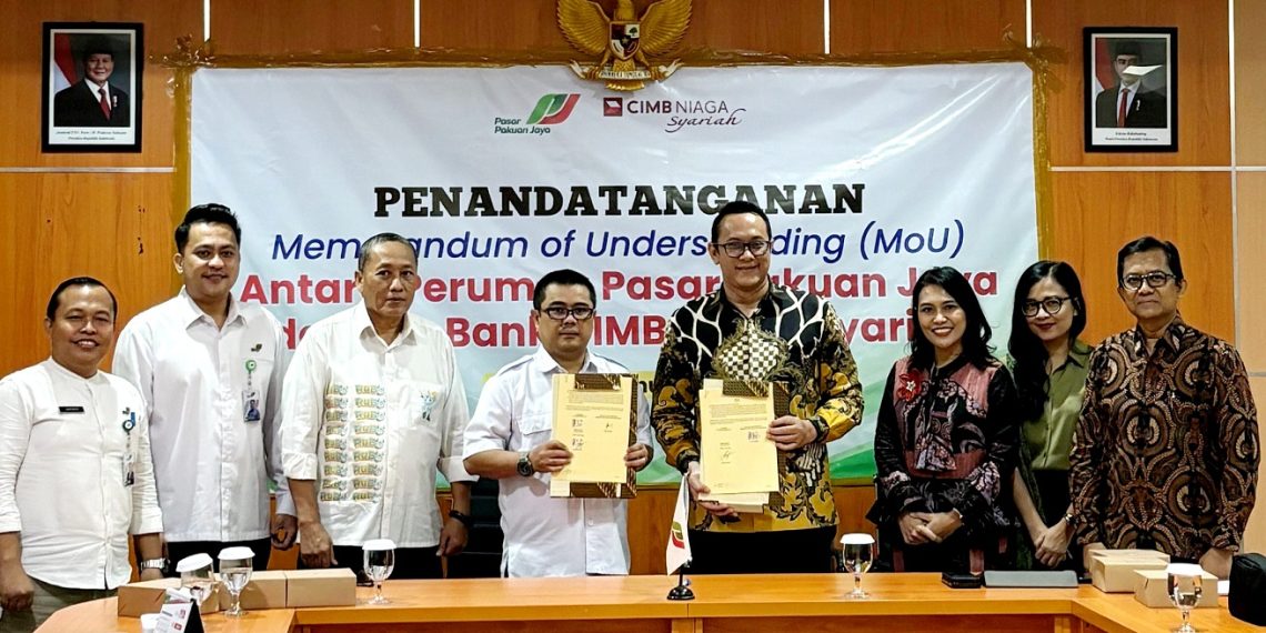 penandatanganan Memorandum of Understanding (MoU) yang diwakili oleh Direktur Utama Perumda Pasar Pakuan Jaya Jenal Abidin bersama Sharia Consumer and Emerging Business Banking (EBB) Funding Head CIMB Niaga Lucky Harfiandi di Bogor.