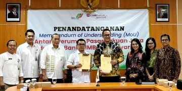 penandatanganan Memorandum of Understanding (MoU) yang diwakili oleh Direktur Utama Perumda Pasar Pakuan Jaya Jenal Abidin bersama Sharia Consumer and Emerging Business Banking (EBB) Funding Head CIMB Niaga Lucky Harfiandi di Bogor.
