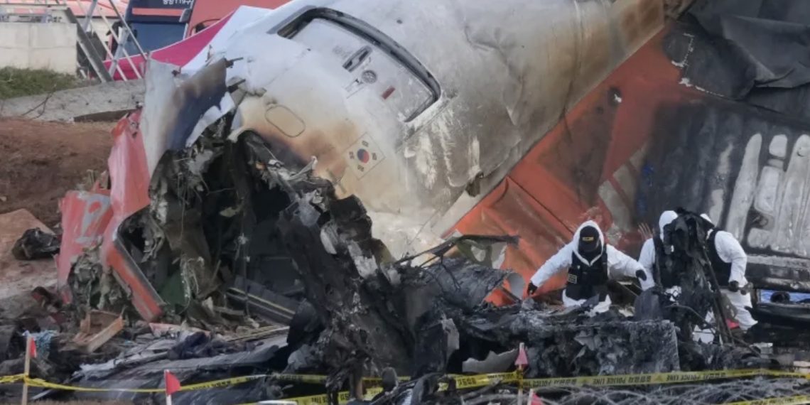 Anggota tim penyelamat bekerja di lokasi kecelakaan pesawat di Bandara Internasional Muan di Muan, Korea Selatan, pada 31 Desember 2024(foto: AFP)