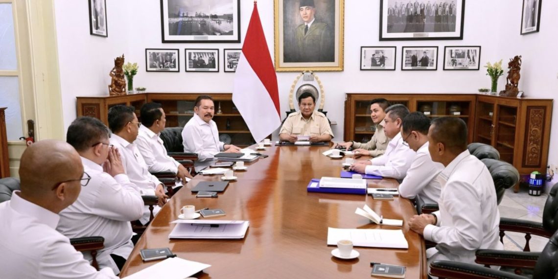 Presiden Prabowo Subianto memanggil Jaksa Agung beserta seluruh Jaksa Agung Muda ke Istana Merdeka, Jakarta, pada Senin, 13 Januari 2025. (Foto: BPMI Setpres)