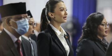 Staf Khusus Menkomdigi bidang Kemitraan Global dan Edukasi Digital Kementerian Komdigi Raline Shah (tengah) mengikuti pelantikan di Kementerian Komunikasi dan Digital, Jakarta, Senin (13/1/2025). Foto:Antara