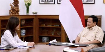 Presiden Prabowo Subianto, didampingi Sekretaris Kabinet Teddy Indra Wijaya, menerima Menteri Komunikasi dan Digital (Menkomdigi), Meutya Hafid, di Istana Merdeka, Jakarta, pada Senin, 13 Januari 2025. (Foto: BPMI Setpres)
