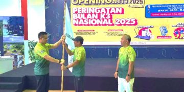 Direktur Utama PT Pertamina (Persero) Simon Aloysius Mantiri menyerahkan tongkat K3 kepada Direktur Regional Jawa Subholding Upstream Pertamina Wisnu Hindadari