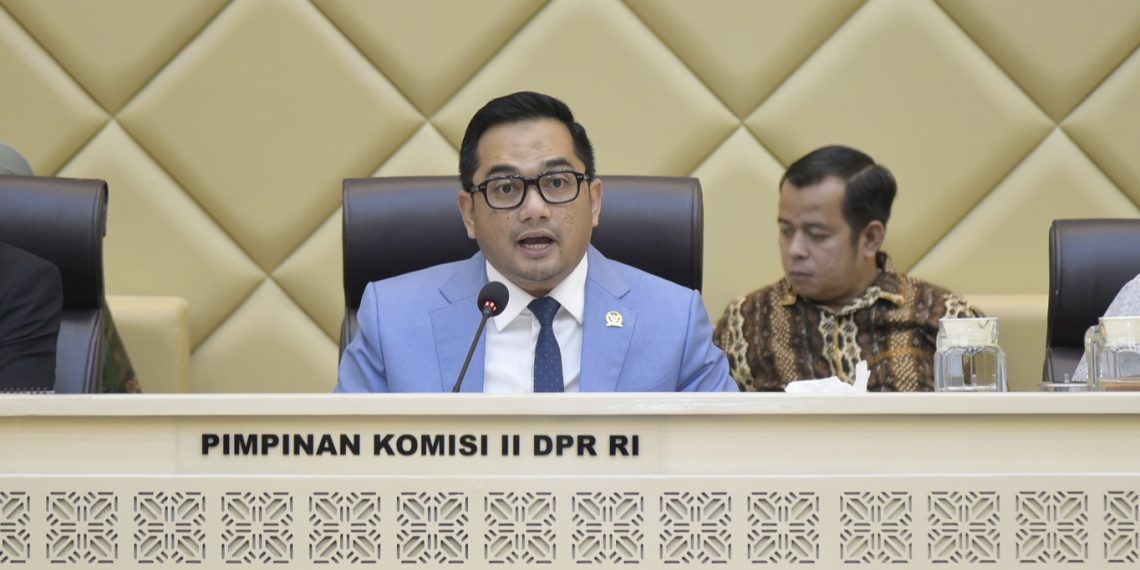 Ketua Komisi II DPR RI, Rifqinizamy Karsayuda, saat memimpin rapat kerja Komisi II DPR RI dengan Mendagri, KPU, Bawaslu dan DKPP di Gedung DPR RI, Rabu (22/1/2025)