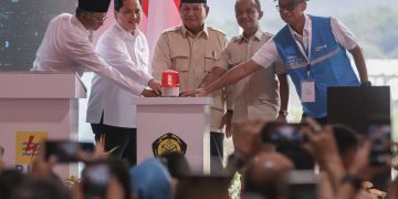 Presiden Republik Indonesia, Prabowo Subianto (tengah) didampingi Menteri ESDM, Bahlil Lahadalia (kedua dari kanan), Menteri BUMN, Erick Thohir (kedua dari kiri), Menteri PU, Dody Hanggodo (kiri), dan Direktur Utama PLN, Darmawan Prasodjo (kanan) saat meresmikan 37 proyek strategis ketenagalistrikan di 18 provinsi pada Senin (20/1) bertempat di PLTA Jatigede, Kabupaten Sumedang, Jawa Barat