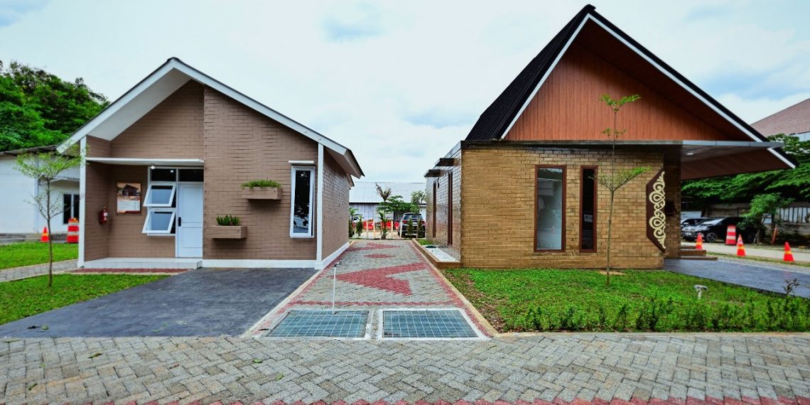 Rumah Contoh tipe 36 (kiri) dan tipe 57 (kanan) yang dibangun di kawasan Bambu Apus, Jakarta Timur, menggunakan Bata Interlock Presisi dari semen hijau SIG yang ramah lingkungan.