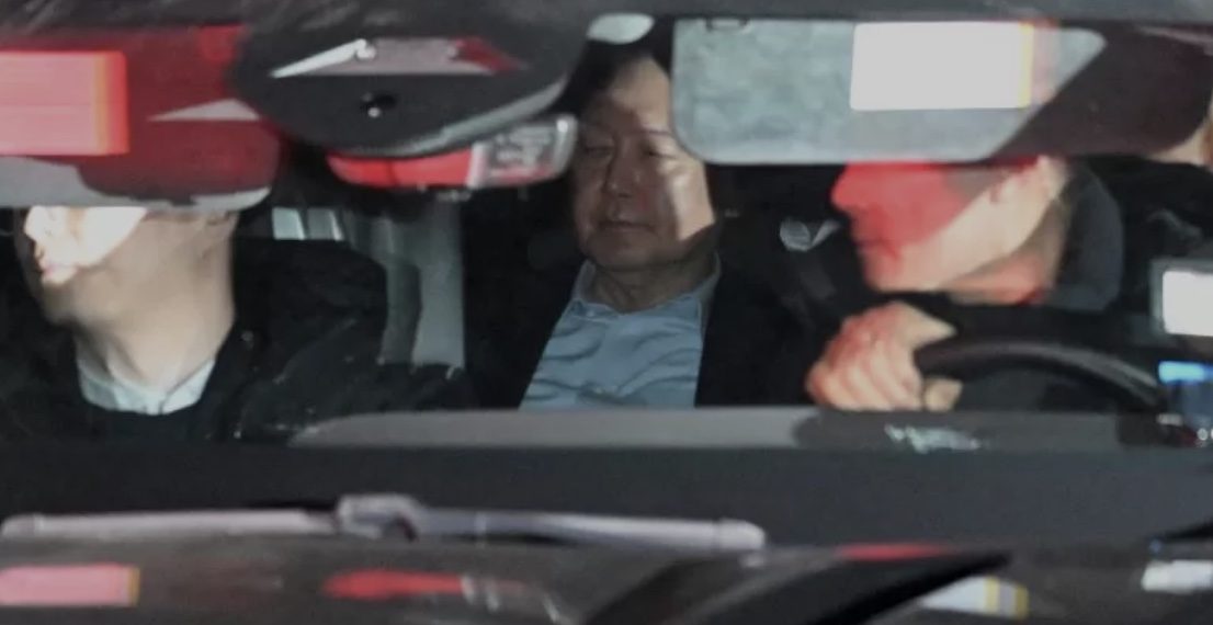 Iring-iringan kendaraan yang membawa Presiden Korea Selatan yang dimakzulkan, Yoon Suk Yeol, meninggalkan Rumah Tahanan Seoul (foto: Reuters)