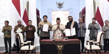 Presiden Prabowo Subianto menyaksikan penandatanganan nota kesepahaman atau memorandum of understanding (MoU) Pengembangan Proyek Hunian 1 Juta Unit antara Menteri Perumahan dan Kawasan Permukiman (PKP) Maruarar Sirait dengan Investor Perumahan (SHK) Kerajaan Qatar Yang Mulia Sheikh Abdulaziz bin Abdulrahman Al Thani di Istana Merdeka, Jakarta, pada Rabu, 8 Januari 2025. (Foto: BPMI)