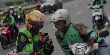 Potongan biaya sebesar 30 persen yang diberlakukan pihak aplikator dinilai memberatkan bagi driver ojek online (foto: ANTARA)