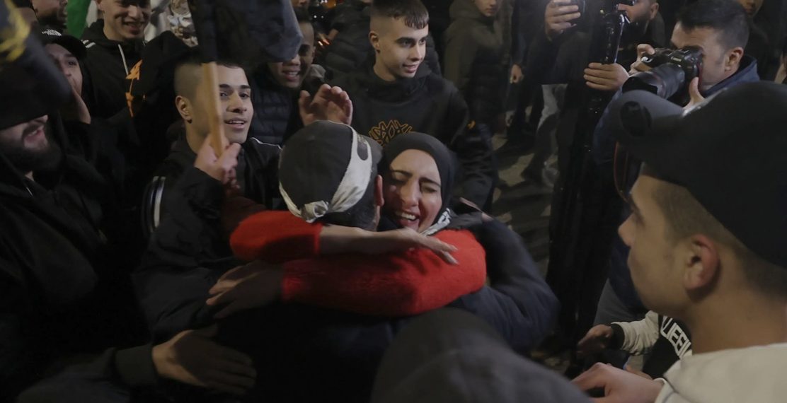 Seorang tahanan Palestina dipeluk ibunya setelah dibebaskan dari penjara Israel (Foto: Anadolu Agency)