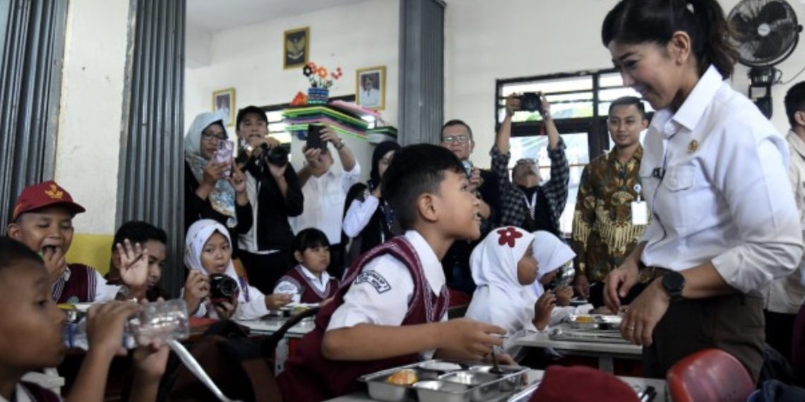 Menkomdigi Meutya Hafid dalam peluncuran program di SD Negeri 5 Cilangkap, Depok, Senin (6/1/2025).