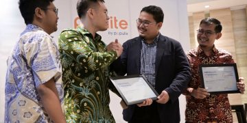 VP of Strategy and Business Operations Populix Raymond Tjipto menyerahkan sertifikat penghargaan kepada Ketua Kelompok Kerja Akademi LLDIKTI Wilayah IV Agus Gumilar seusai diskusi Peringkat Program Magister Universitas di Indonesia, di Jakarta, Rabu (22/1/2025).