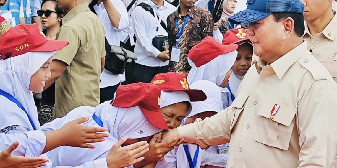 Presiden Prabowo Subianto dalam keterangannya kepada awak media usai meresmikan proyek ketenagalistrikan di 18 provinsi di Kawasan Pembangkit Listrik Tenaga Air (PLTA) Jatigede, Kabupaten Sumedang, Provinsi Jawa Barat, Senin (20/01/2025).