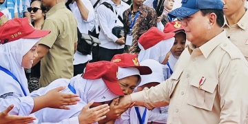 Presiden Prabowo Subianto dalam keterangannya kepada awak media usai meresmikan proyek ketenagalistrikan di 18 provinsi di Kawasan Pembangkit Listrik Tenaga Air (PLTA) Jatigede, Kabupaten Sumedang, Provinsi Jawa Barat, Senin (20/01/2025).