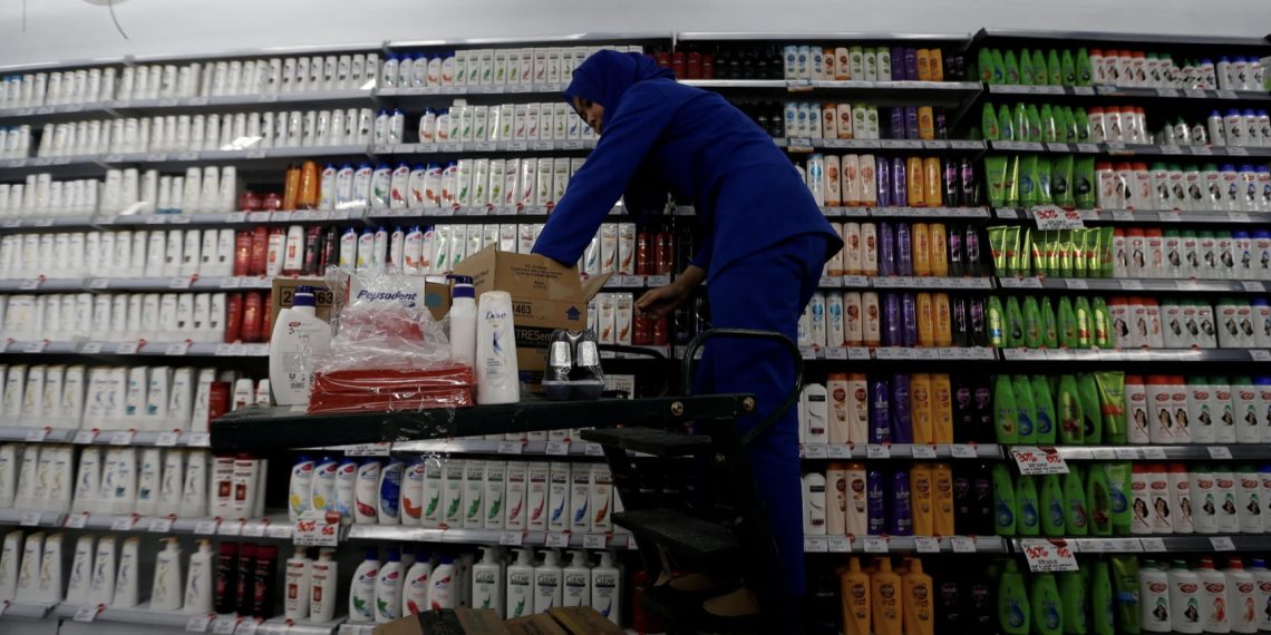 Seorang karyawan PT Unilever Indonesia menata rak layanan kesehatan di supermarket Foodmart Fresh di Jakarta, Indonesia, 31 Oktober 2016