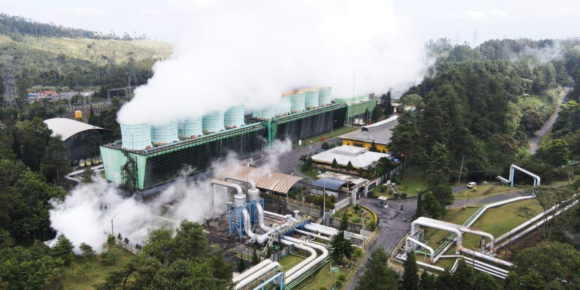 Pembangkit Listrik Tenaga Panas Bumi (PLTP) Kamojang dengan kapasitas 140 MW yang berlokasi di Kabupaten Bandung, Jawa Barat sebagai salah satu pembangkit EBT yang menyuplai listrik hijau untuk pelanggan Renewable Energy Certificate (REC).