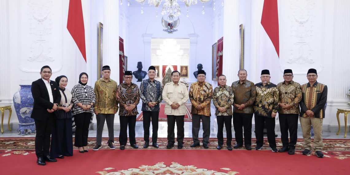 Pimpinan dan Anggota Komisi VIII DPR RI saat bertemu dengan Presiden Prabowo Subianto dalam rangka Persiapan Pelaksanaan Tim Pengawas Haji DPR RI Tahun 1446 H/ 2025 M
