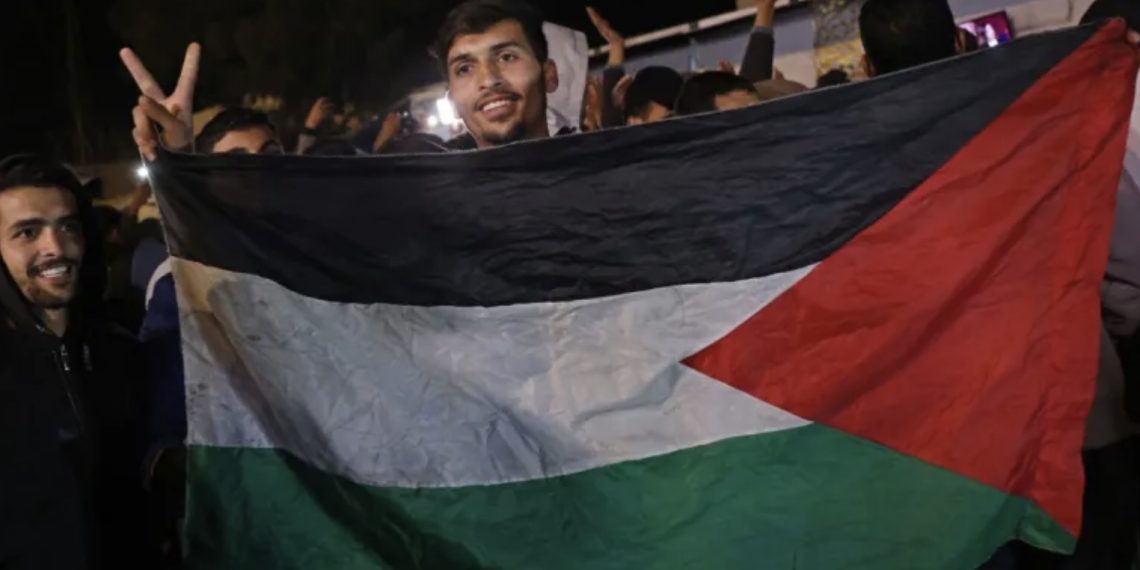 Masyarakat merayakan kesepakatan gencatan senjata di Khan Yunis di Jalur Gaza selatan pada 15 Januari 2025. (Foto:AFP)