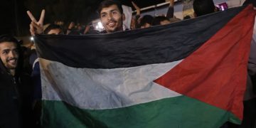 Masyarakat merayakan kesepakatan gencatan senjata di Khan Yunis di Jalur Gaza selatan pada 15 Januari 2025. (Foto:AFP)