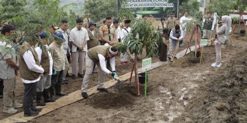 Wakil Menteri Kehutanan Sulaiman Umar dan Direktur Utama Pertamina EP Wisnu Hindadari menanam pohon mangga di lokasi Penanaman Pohon Serentak Nasional di Gunung Tilu Desa Girimukti, Kecamatan Kasokandel, Kabupaten Majalengka, Jawa Barat, Selasa (14/1).