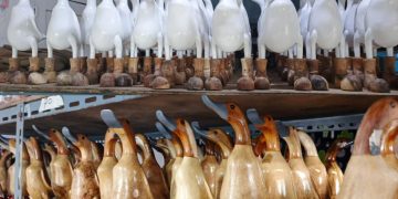 Novi Ekawati, berhasil mengubah limbah dari akar bambu menjadi patung bebek berkualitas ekspor.