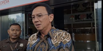 Ahok usai diperiksa oleh penyidik KPK,