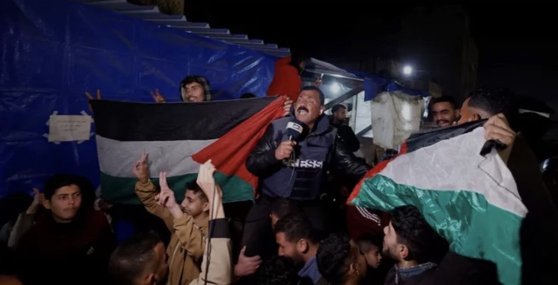 seorang jurnalis meliput kegembiraan warga Gaza sambut gencatan senjata (Reuters)