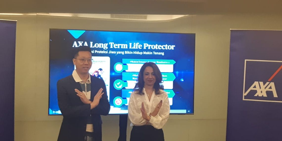 Chief of Health AXA Financial Indonesia, Yudhistira Dharmawata dan Direktur Utama AXA Financial Indonesia, Niharika Yadav